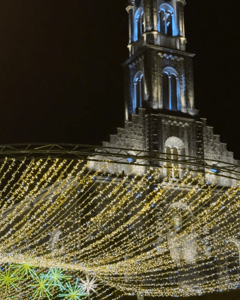 Igreja São Pedro iluminada durante o Natal Luz de Gramado