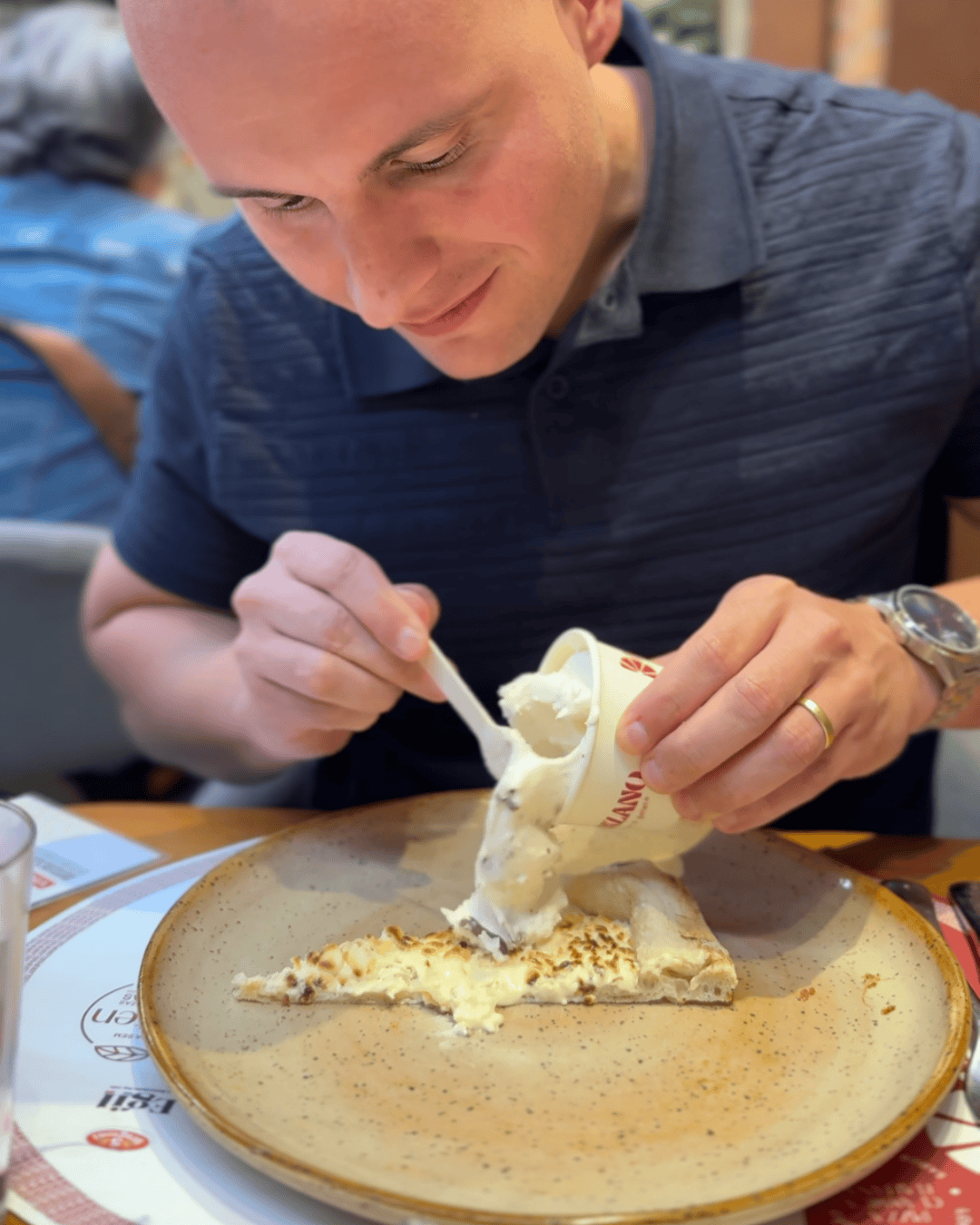 Colocando gelato em cima da pizza da panzano