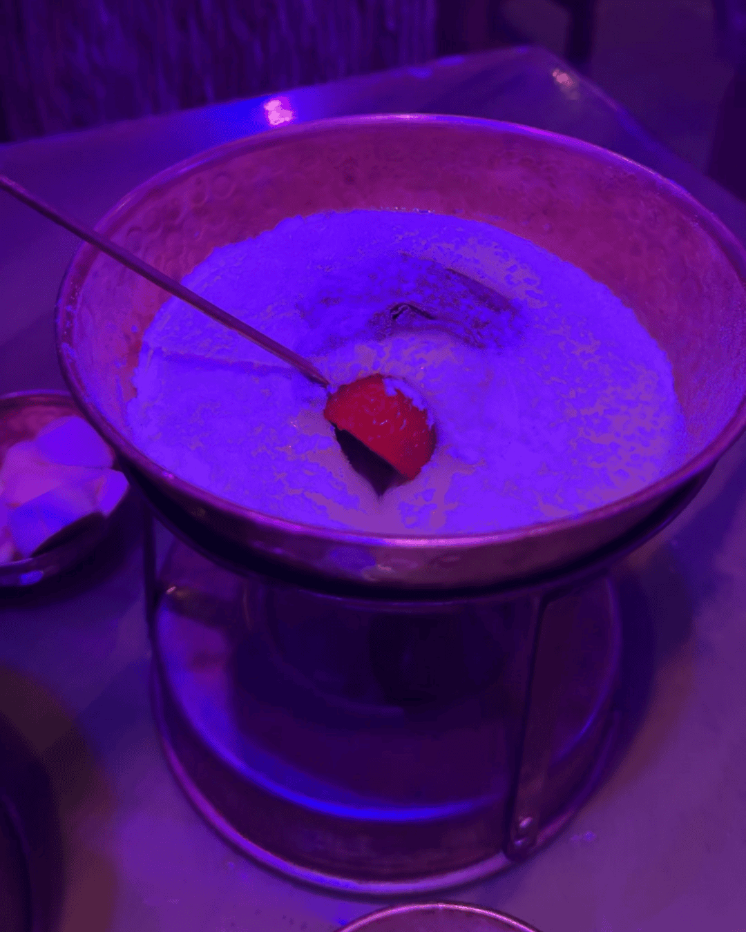 Comendo fondue de Ninho com nutela era do fogo