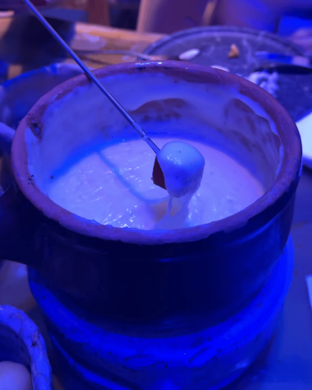 Comendo fondue de queijo era do fogo 2