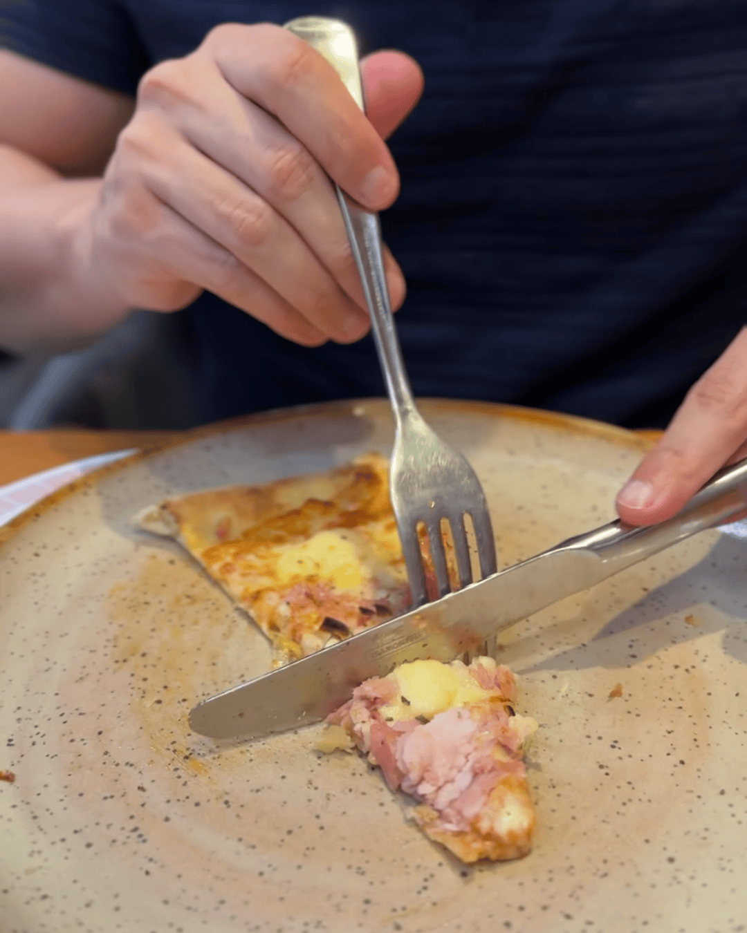 Cortando pizza panzano