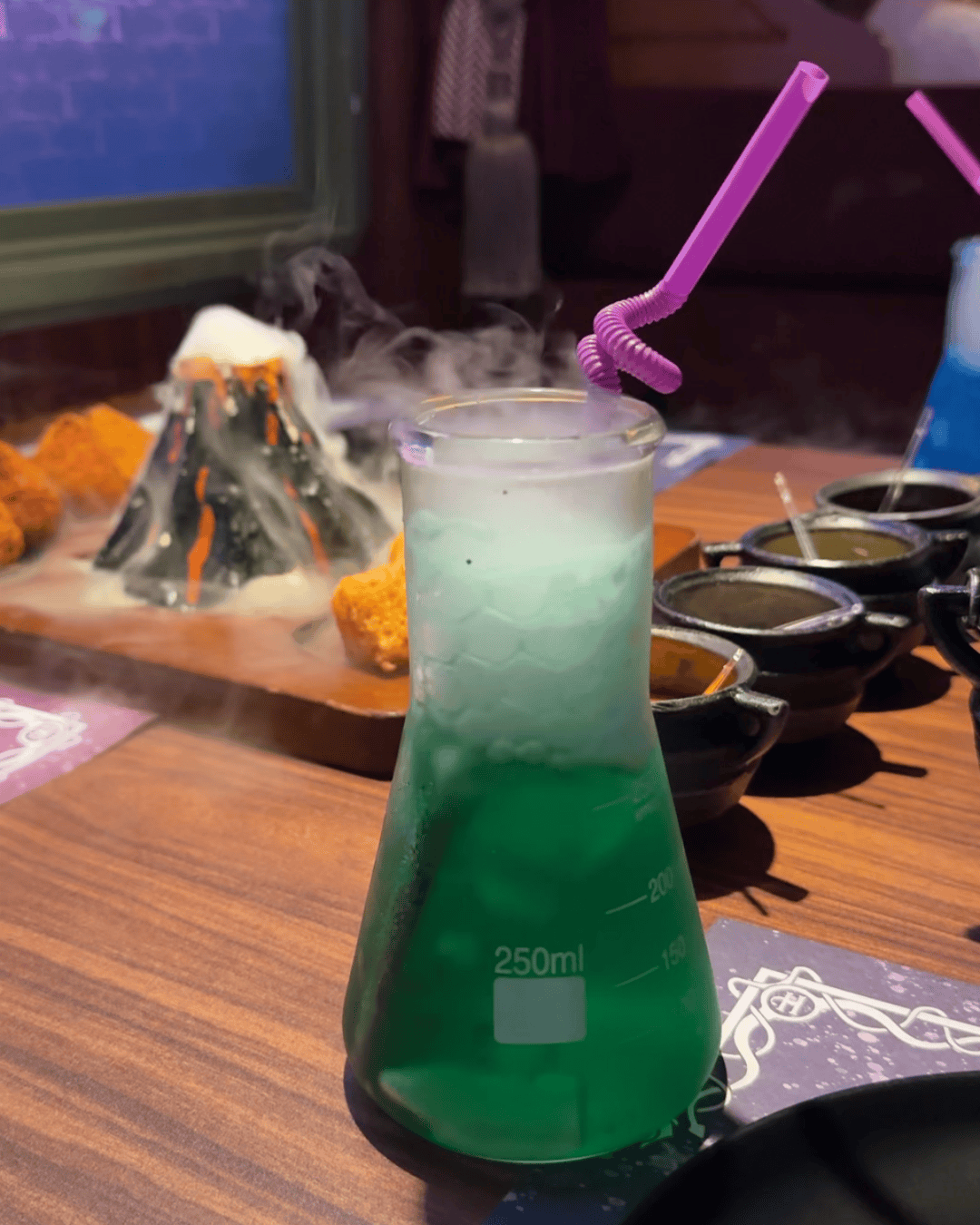 Elixir drink com fumaca igual poção magica ferrovia secreta