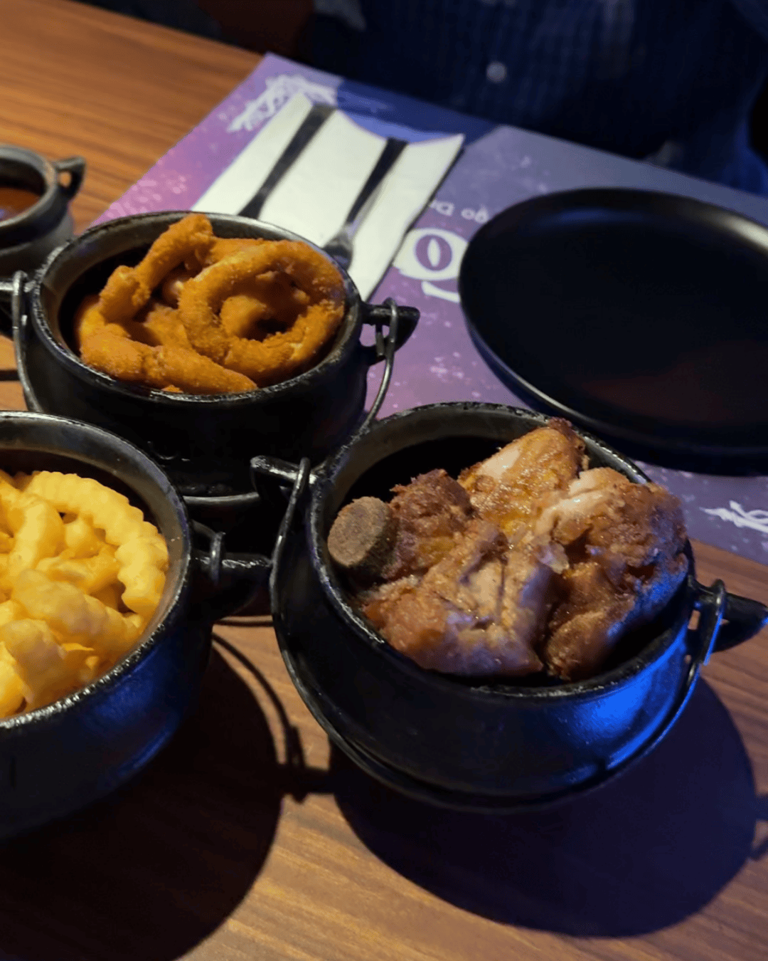 Entrada dois da sequencia america panelinhas com costelinha onion rings e batatas fritas ferrovia Secreta