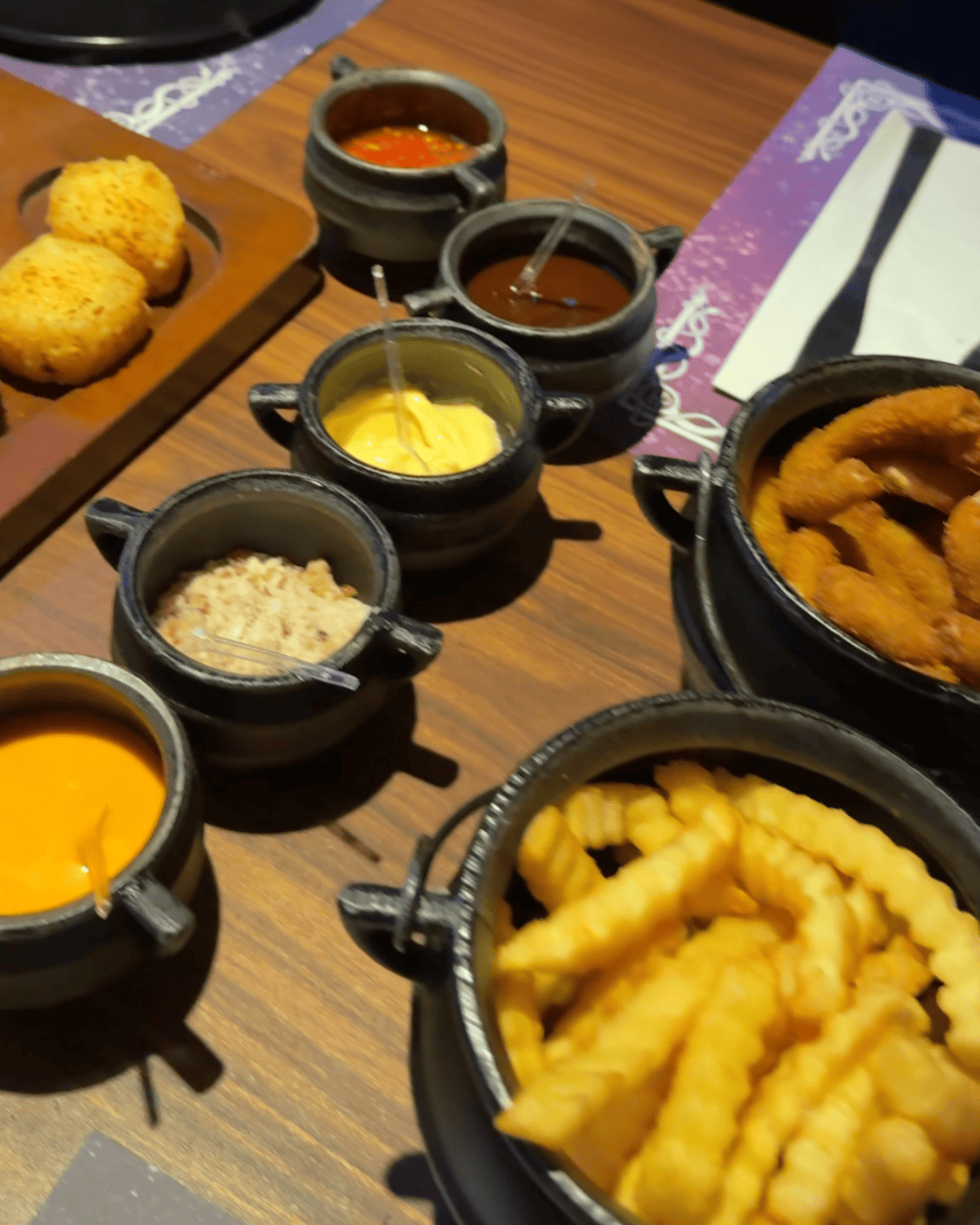 Entrada dois da sequencia america panelinhas com costelinha onion rings e batatas fritas ferrovia secreta 2
