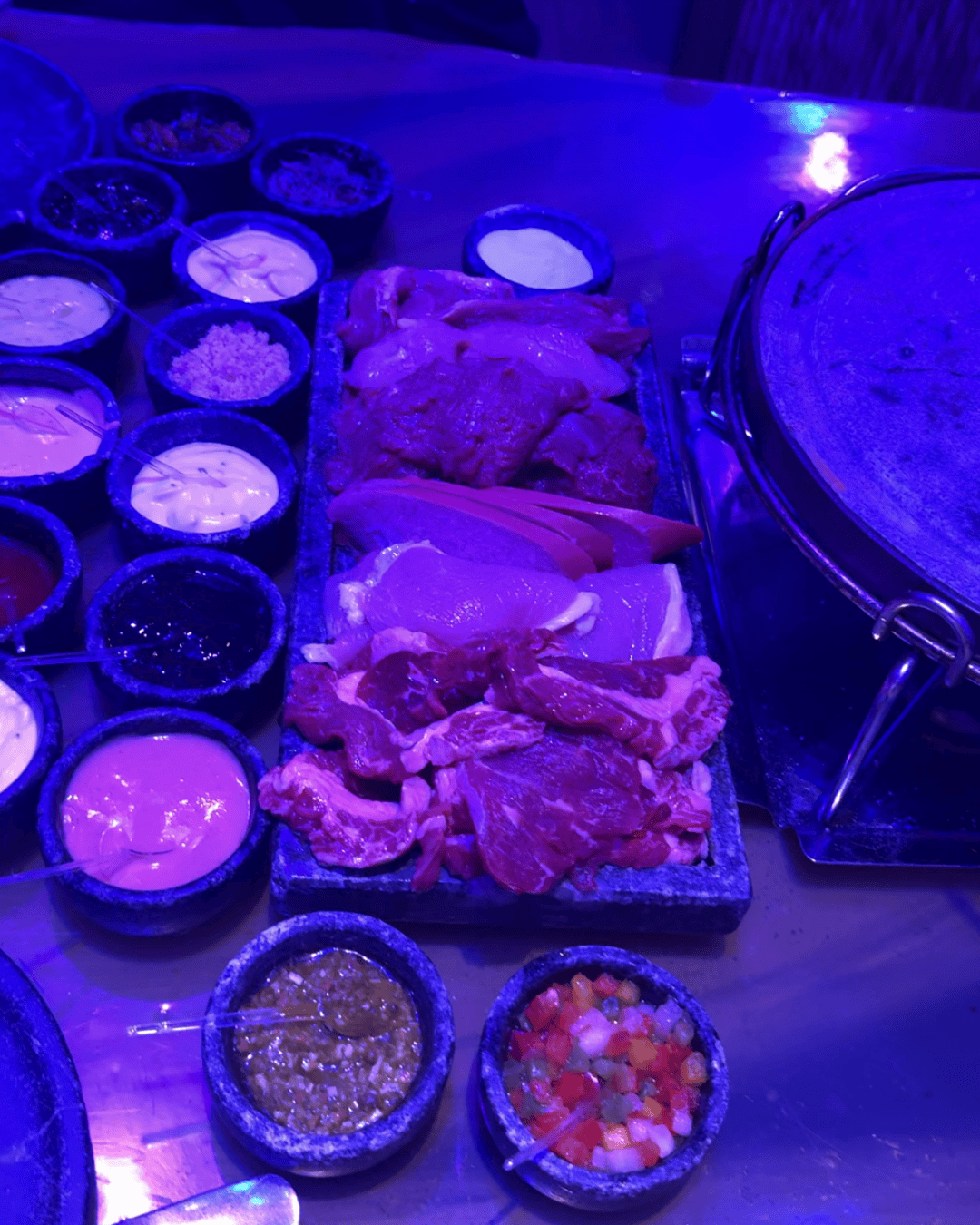 Fondue de carne na pedra era do fogo 1