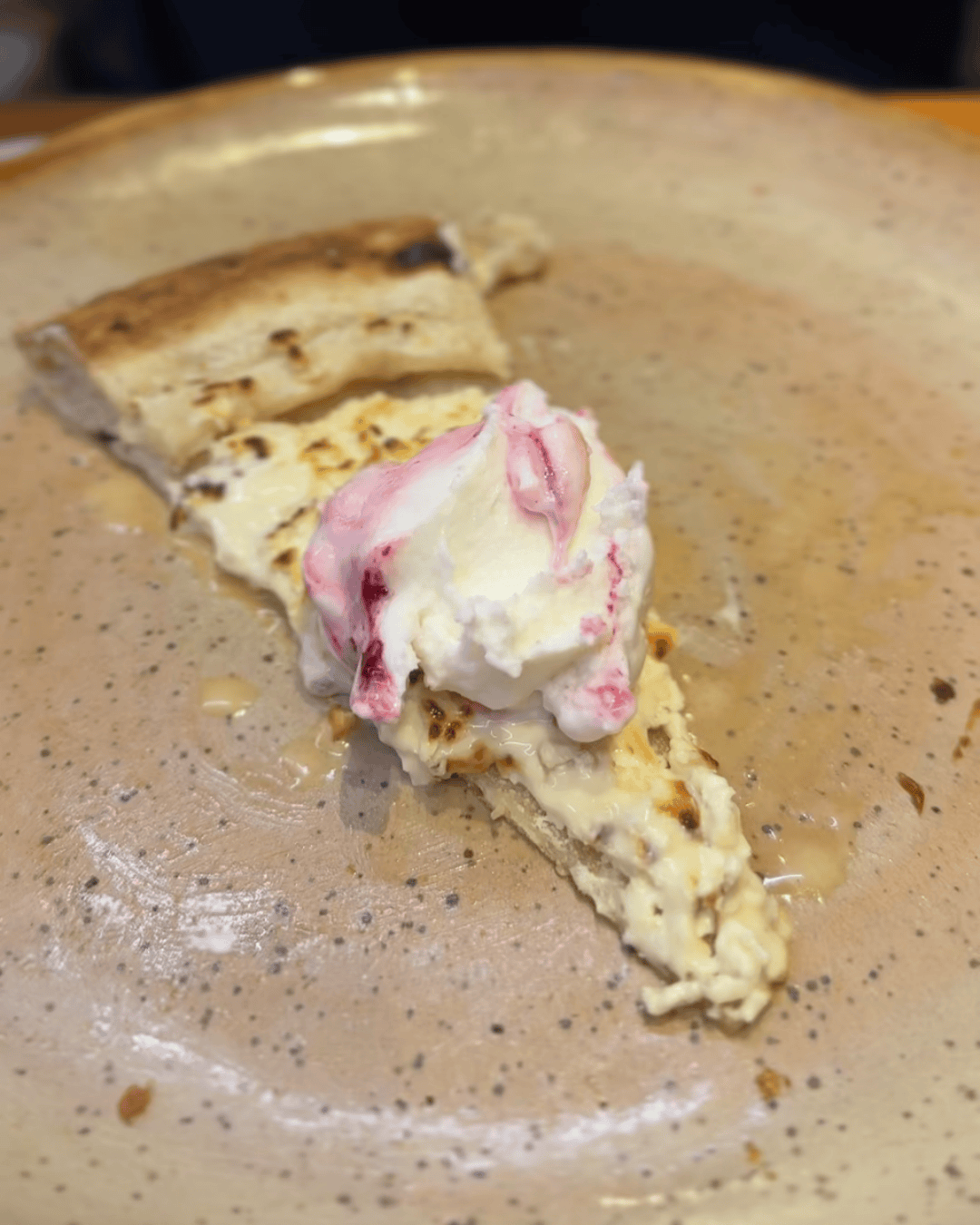 Pizza de chocolate branco com gelato de iogurte com amarena por cima panzano