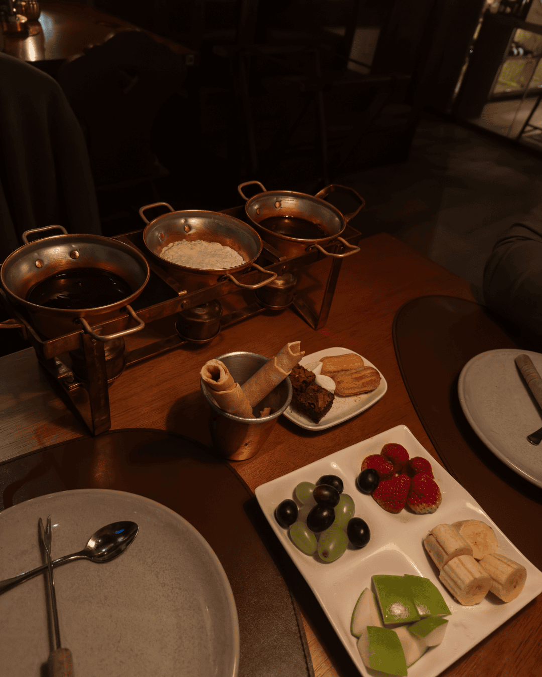 Fondues de chocolate e sobremesas na mesa do Chalezinho