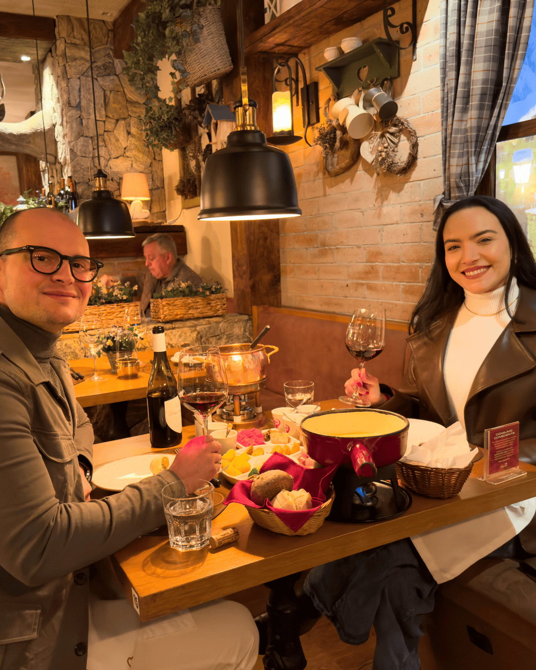Lorrane e João na mesa com fondue no Chalezinho Gramado